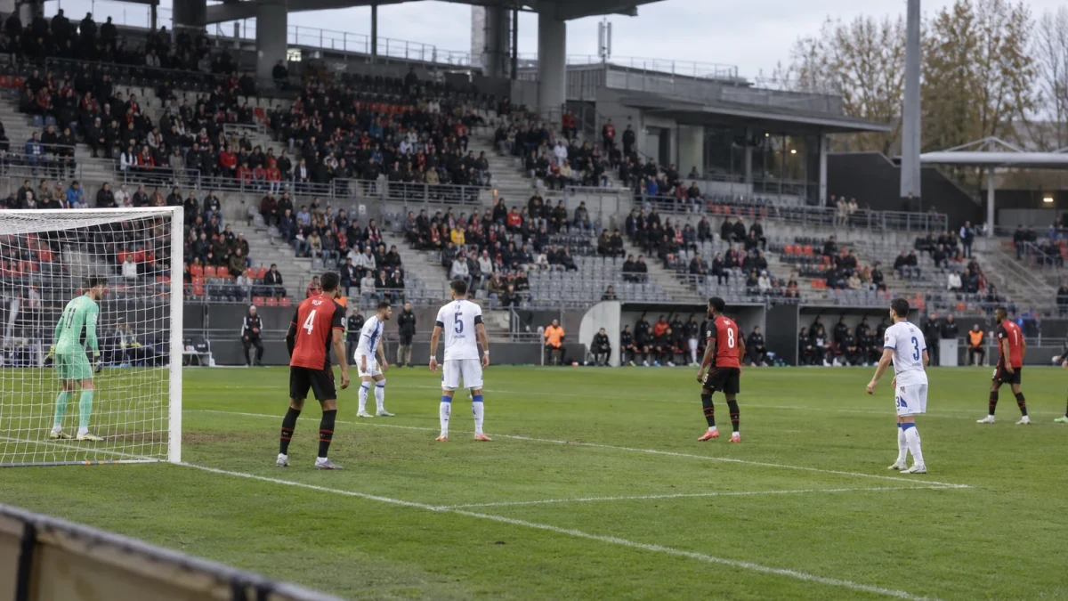 Rennes körde över Auxerre och gick upp som trea