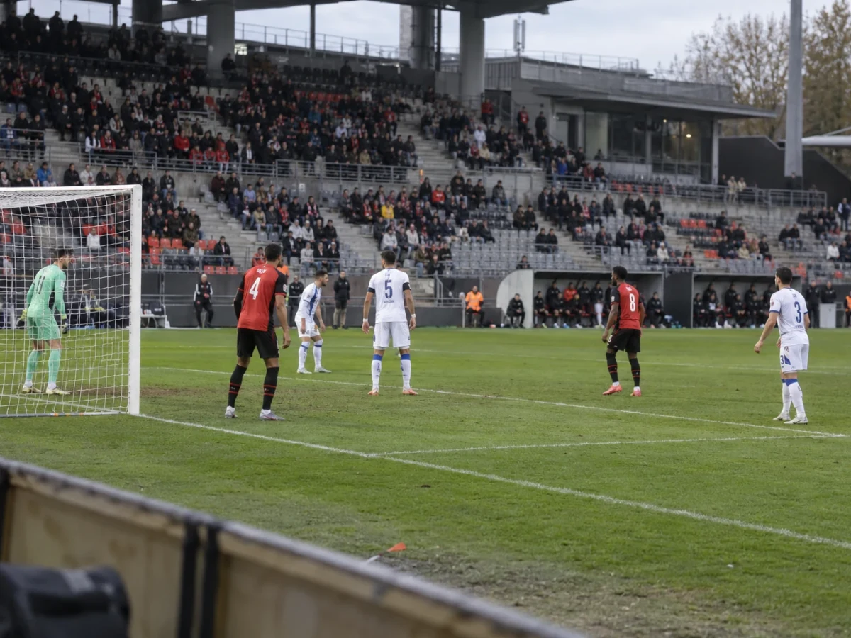 Rennes körde över Auxerre och gick upp som trea